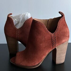 Lucky Brand Size 8.5 Suede Leather Studded Open Toe Zip Up Heeled Boot Like New